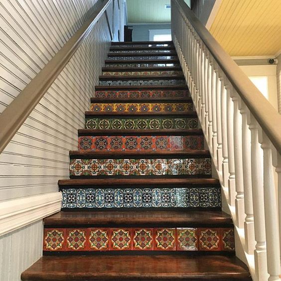 menggunakan keramik aneka warna dan corak untuk tangga